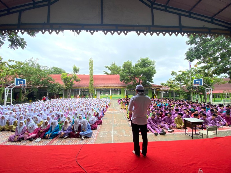 SELARAS: Sosialisasi Edukasi Pencegahan LGBT untuk Membentuk Remaja Berakhlak Sejati di SMAN 2 Pekanbaru