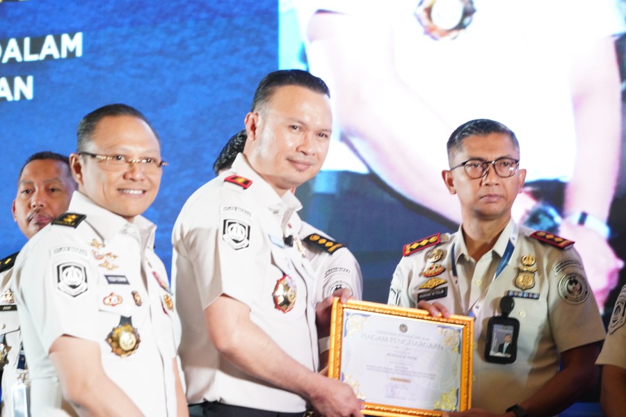 Imigrasi Dumai Raih Penghargaan Dirjen Imigrasi, Berhasil Ungkap Kasus TPPO dan Penyelundupan 32 WNA