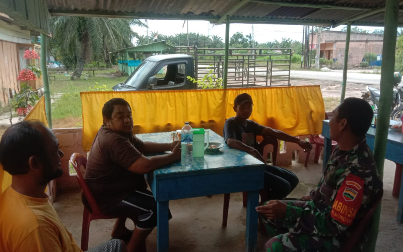 Gandeng Pemuda Setempat, Babinsa Koramil 02 Gelar Komunikasi Sosial