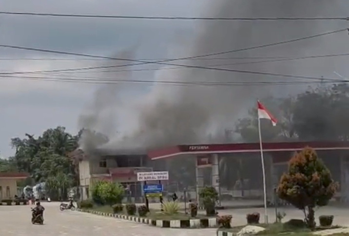 Kebakaran Kantor SPBU Perwira Dumai, Dua Orang Terluka