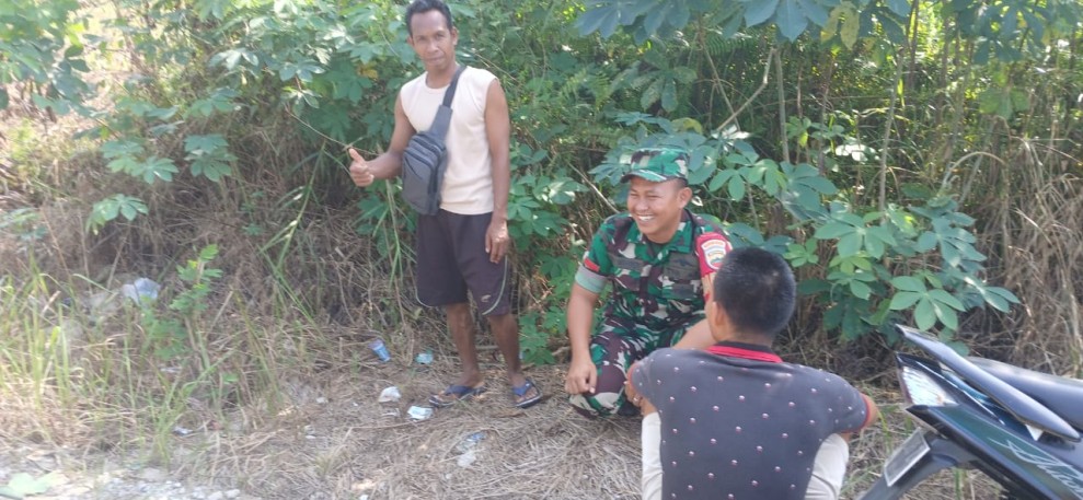 Babinsa Koramil 06/Kateman Monitoring Harga Komoditas bersama Petani di Amal Bakti