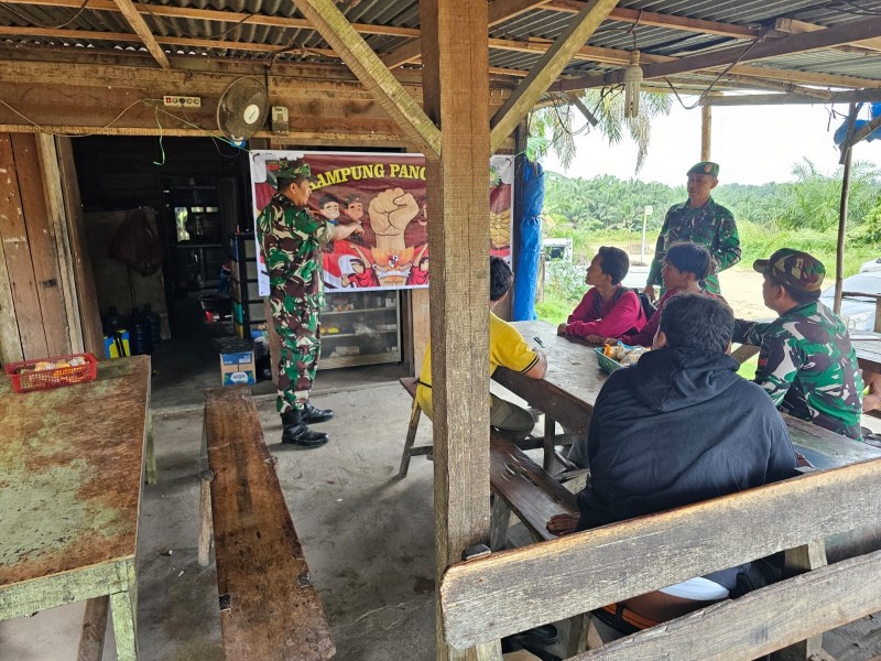 Babinsa Sertu Sugiarto Sosialisasikan Nilai Pancasila di Kampung Pancasila Minas