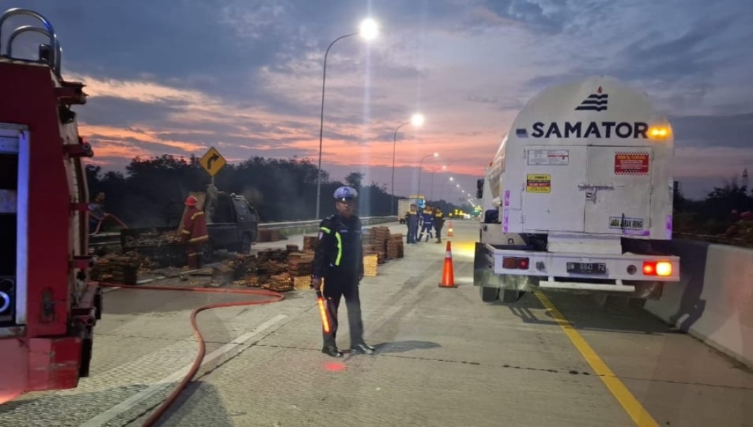 Pikap Bermuatan Telur Terbakar di Tol Pekanbaru-Bangkinang