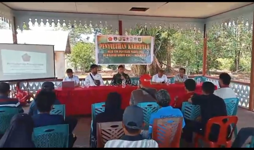 Tim Mabes TNI Edukasi Warga Mengkikip Cegah Karhutla di Lahan Gambut