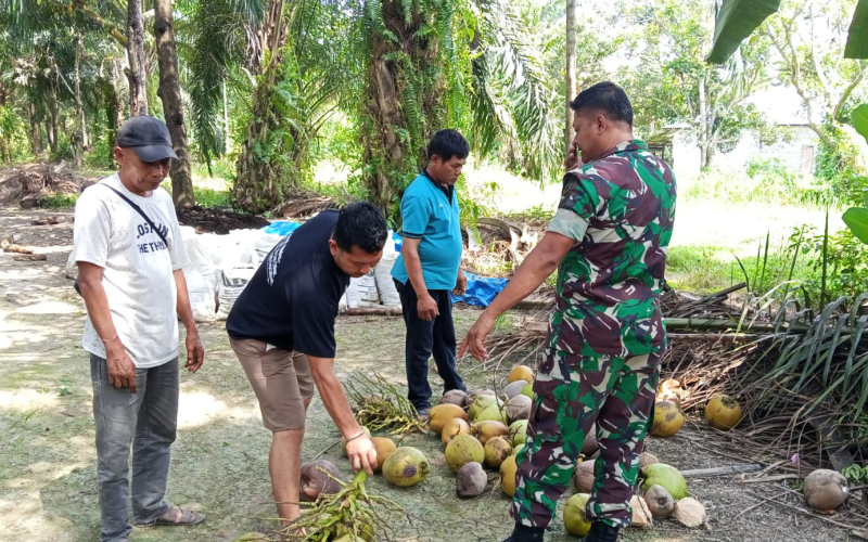 Sebagai Pembinaan Teritorial, Babinsa Koramil 03 Gelar Komsos Bersama Warga Lubuk Gaung