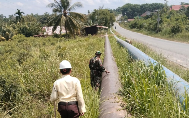 Jaga Aset Vital Negara, Babinsa dan Tim SKK Migas–PHR Laksanakan Patroli Keamanan Jalur Pipa