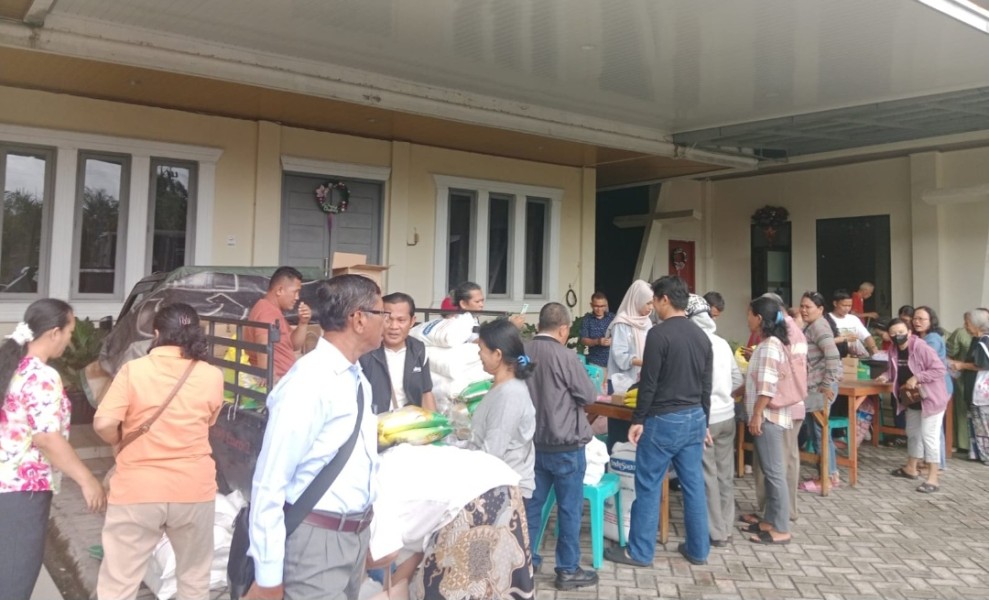 Berbagi Kasih Sambut Natal, Wartawan dan Insan Pers Riau Gelar Pasar Murah