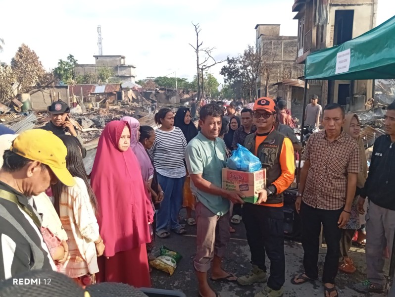 Inhil Berduka, Bupati Inhil, Herman Bergerak Cepat Instruksikan Penyaluran Logistik untuk 106 Rumah Korban Kebakaran Pulau Kijang