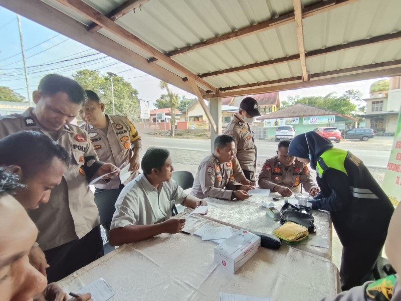 Sidokkes Polres Kampar Periksa Kesehatan Personel Polsek Bangkinang Barat,  Berikan Edukasi Pola Hidup Sehat