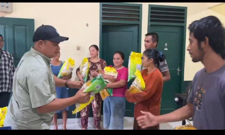 Hujan Deras Direktur Utama Gren Palma Riau Jaya Pebriyan Winaldy  Bantu Warga Kepau Jaya dan Karyawan 2  Ton Beras dan Paket Sembako