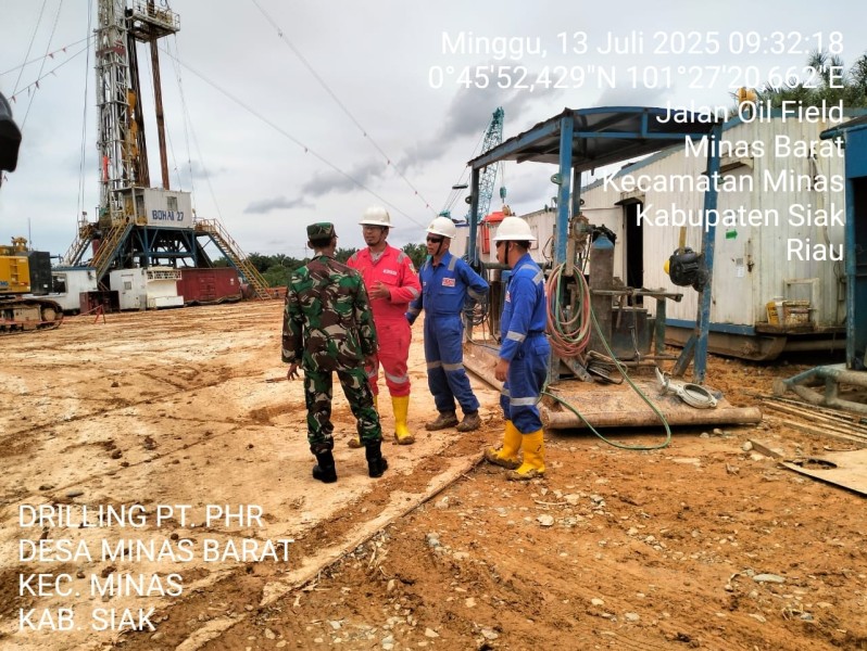 Babinsa Koramil 03/Minas Laksanakan Patroli Keamanan di Lokasi Drilling PT PHR Sumur Minyak 6E-42A