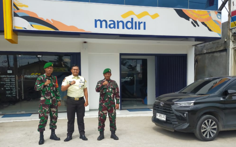 Dua Babinsa Sungai Sembilan Laksanakan Patroli, Pastikan Keamanan Warga Terjaga