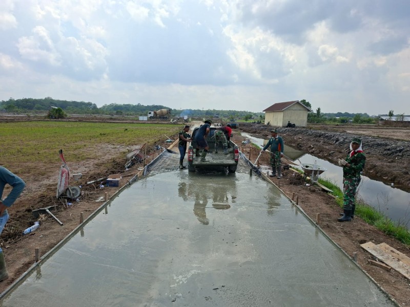 Dibawah Terik Mentari, Prajurit dan Warga Satukan Langkah Wujudkan Jalan Impian Lewat TMMD