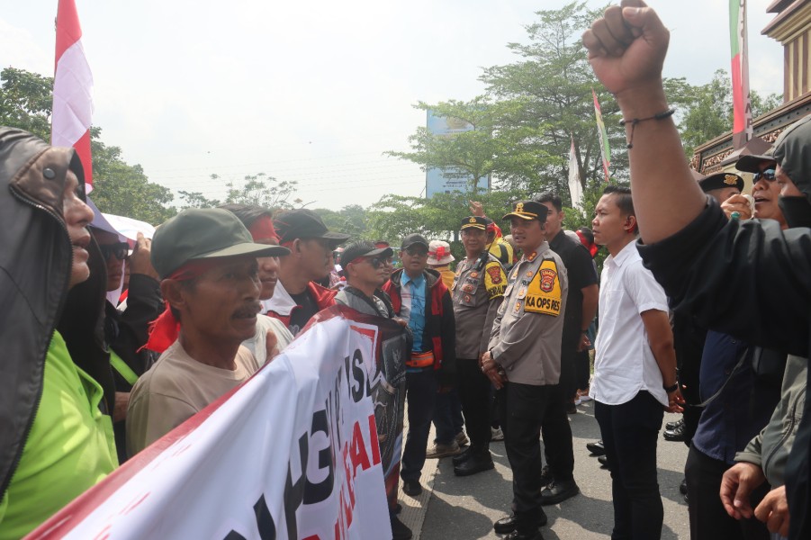 Di Tengah Demo, Kapolres Lampung Selatan Duduk Bareng Massa Sambil Ngemil Es Jeruk