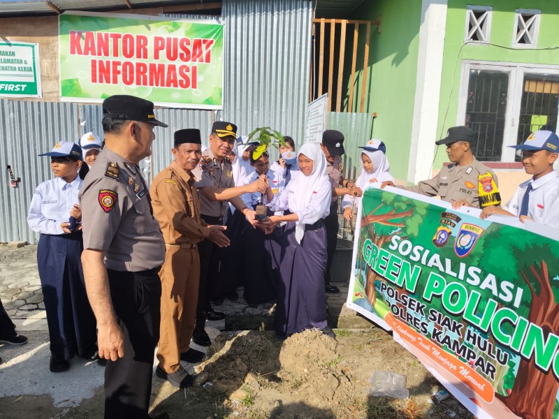 HUMANIS! Polsek Siak Hulu Gelar Police Go to School di SMPN 6, Ajak Siswa Jauhi Narkoba dan Cintai Lingkungan