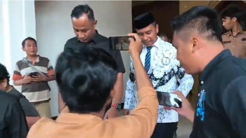 Bupati Kampar Ahmad Yuzar Bungkam Soal Konflik Sekda Hambali dan Isu Vellfire Usai Acara PGRI