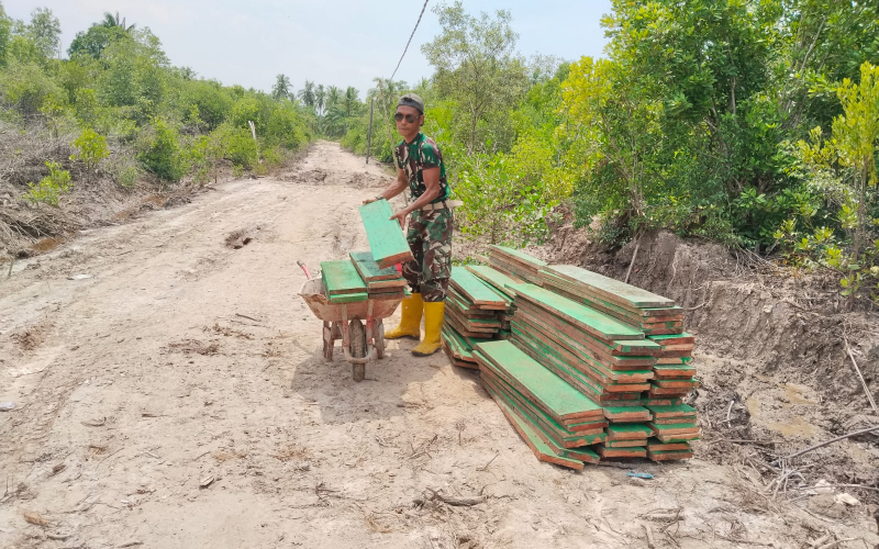 Kodim Dumai Lanjutkan Pembangunan Jembatan Gantung Garuda, Dandim Tegaskan Komitmen TNI untuk Rakyat
