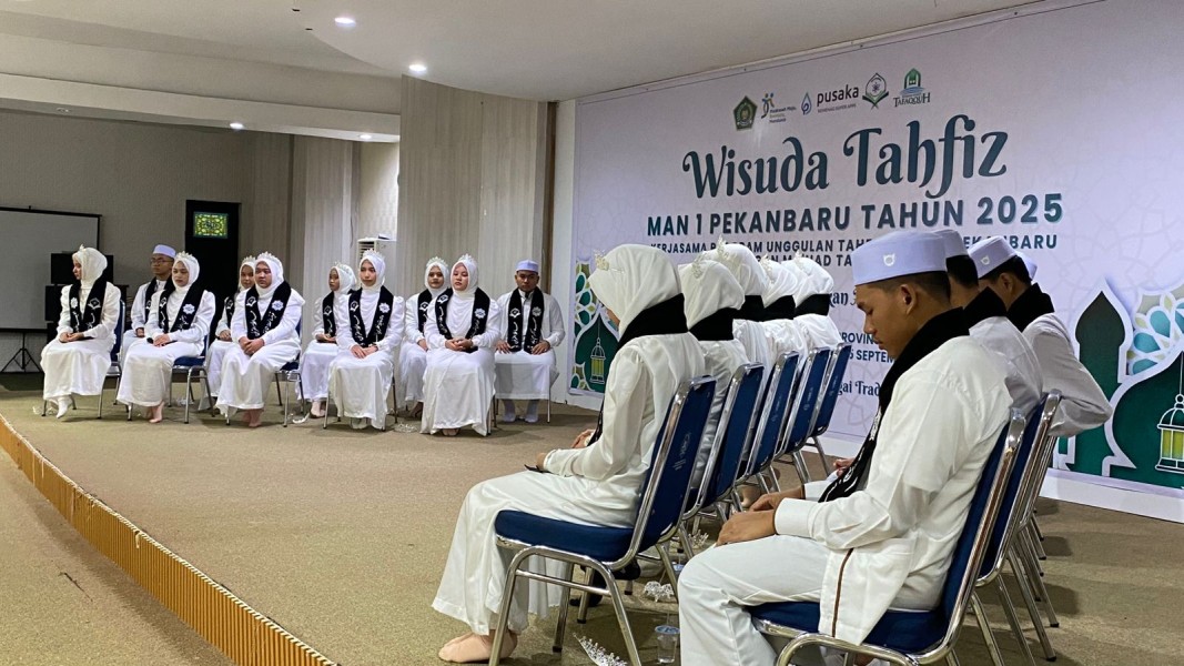 MAN 1 Pekanbaru Gelar Wisuda Tahfidz Angkatan I di Masjid Raya Annur, 21 Siswa Raih Predikat Hafiz Quran