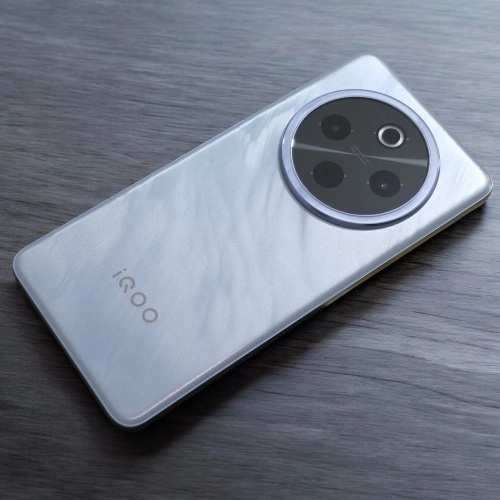 Review iQOO Z10: HP Flagship Rasa Mid-Range yang Bikin Ngiler!