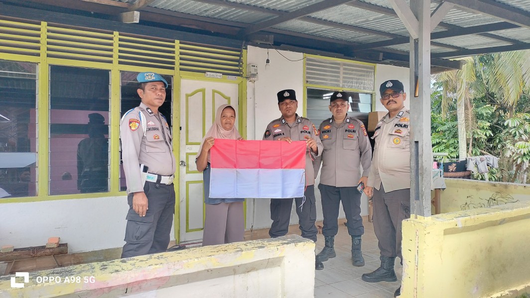 Polsek Minas Bagikan Bendera Merah Putih kepada Warga Sambut HUT RI ke-81
