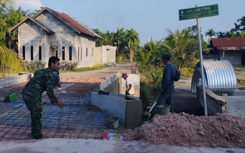Gotong Royong TNI dan Warga, Pembangunan Dua Jembatan Armco di Lubuk Gaung Terus Berlanjut