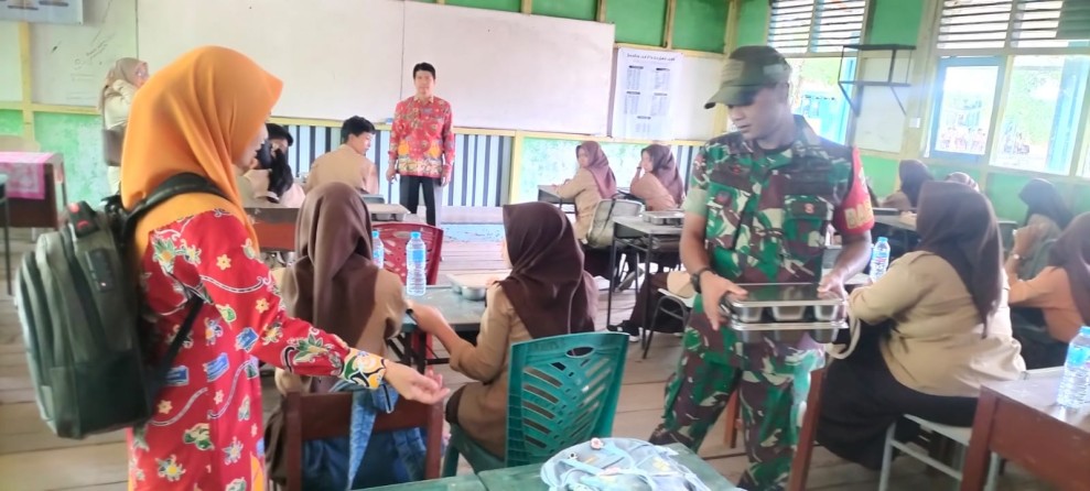 Dukung Peningkatan Gizi, Babinsa Koramil 06/Kateman Kembali Dampingi Kegiatan Makan Sehat Bergizi di Sekolah