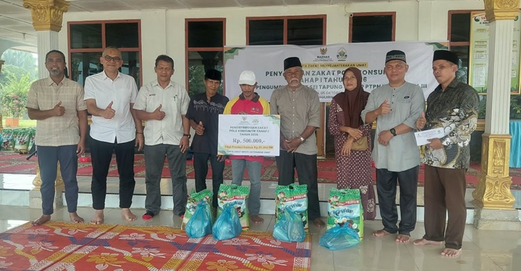 Manajemen PKS Tapung Salurkan Zakat ke Masyarakat Desa Tandun dan Sungai Kuning