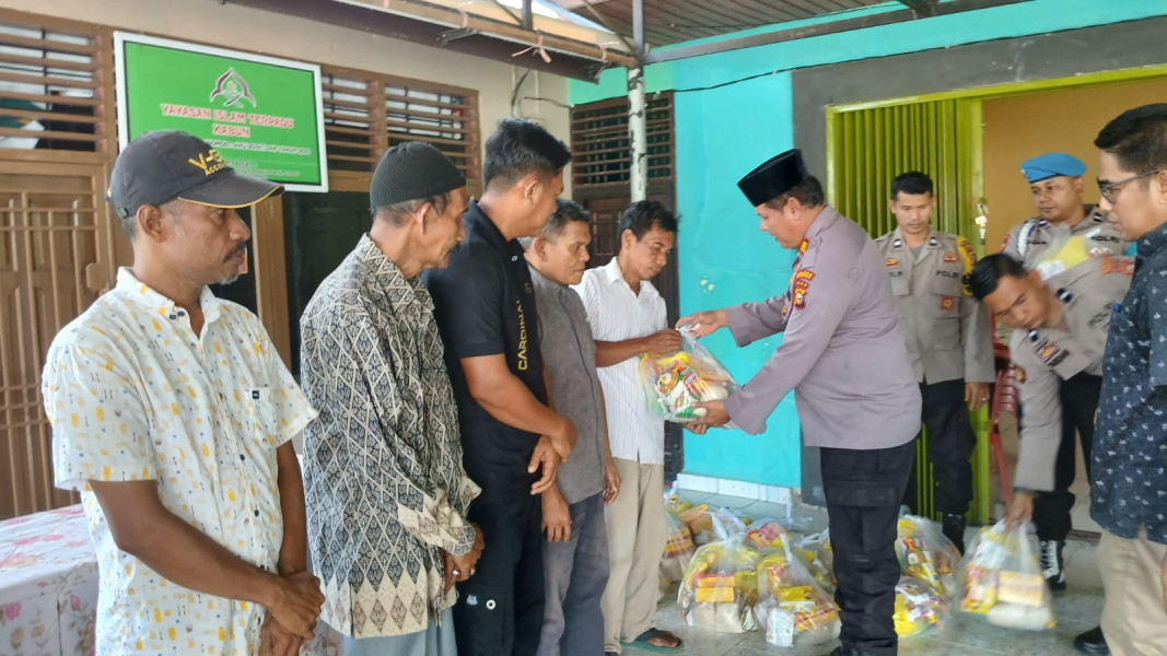 Kapolsek Kampar di Jumat Barokah, Santuni Warga Limau Manis Ajak Perangi Narkoba