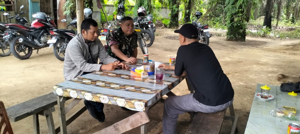 Babinsa Peltu Ramli NST Gelar Komsos, Ajak Warga Perawang Barat Peduli Kesehatan dan Lingkungan