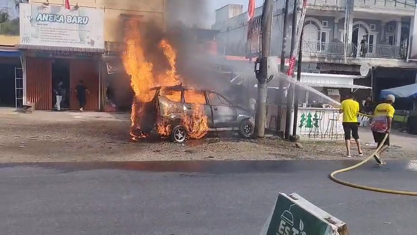 Minibus Avanza Terbakar Hebat di Jalan Sudirman Pranap, Sopir Alami Luka Bakar