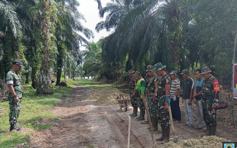 Sambut HUT ke-80, TNI dan Warga Teluk Makmur Kompak Perbaiki Jalan Cik Porek