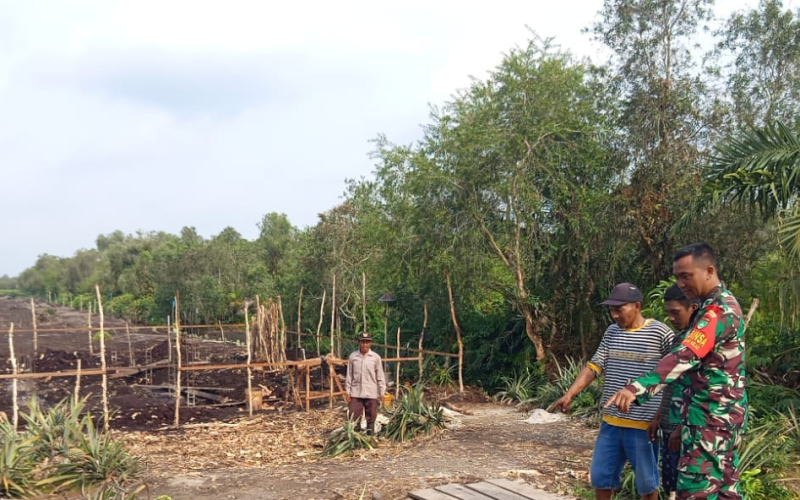 Cegah Karhutla dan Banjir, Babinsa Koramil 01/Dumai Edukasi Warga Bagan Keladi