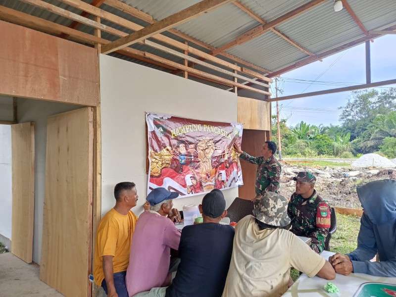 Babinsa D. Sihombing Sosialisasikan Nilai-Nilai Pancasila kepada Warga Kampung Pancasila Minas Jaya