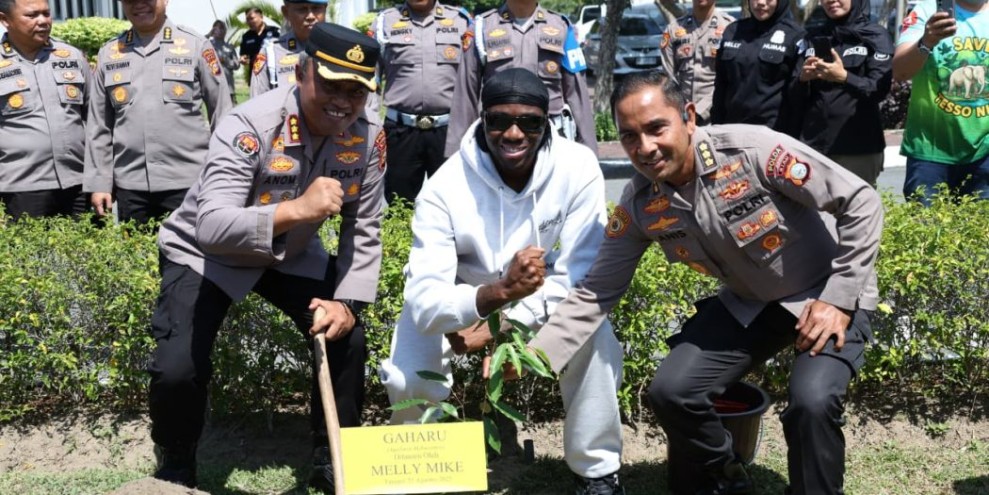 Tanam Pohon Gaharu di Halaman Polda Riau, Melly Mike: Pohon Tak Bicara, Tapi Mereka Memohon dalam Diam