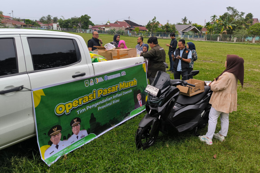 Kucurkan 1,1 Ton Cabai Merah, Warga Merasa Terbantu dengan Operasi Pasar Pemprov Riau