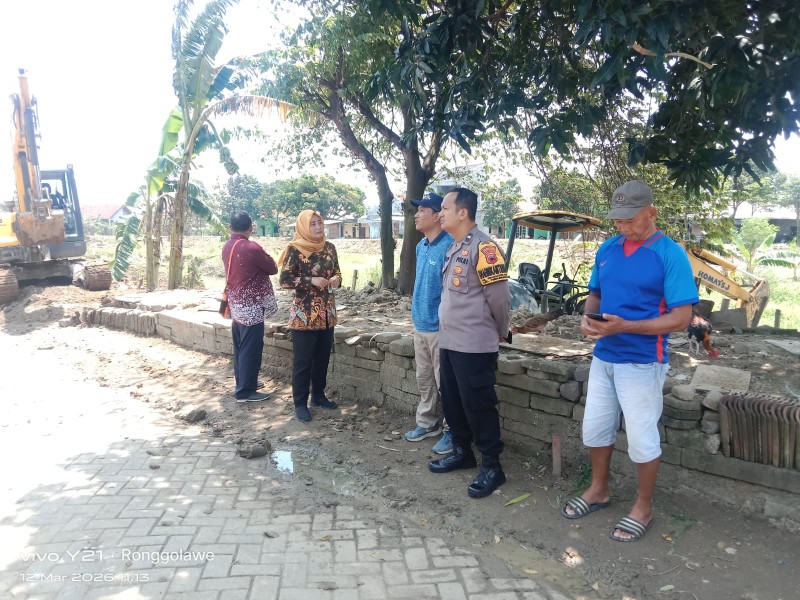 Antisipasi Banjir, Tiga Alat Berat Becho Tinggikan Tanggul Sungai Kali Babon