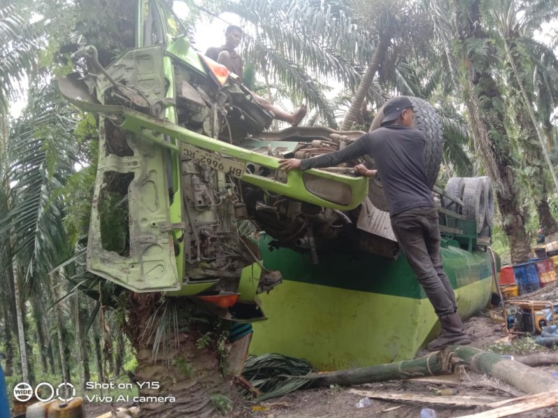 Truk Tangki CPO Terjun ke Jurang di Minas, Kebun Warga Porak-poranda