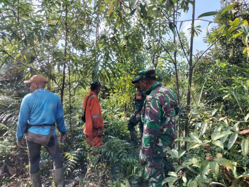 Sertu Joko Purnomo Patroli Cegah Karhutla di Kampung Bencah Umbai, Siak