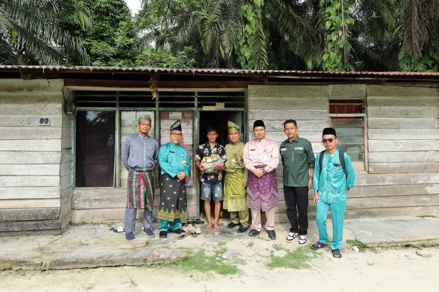 Kadis Kominfo Romy Lesmana Serahkan Paket Sembako Program "Jumat Berkah" di 3 Kampung Kerinci Kanan Siak