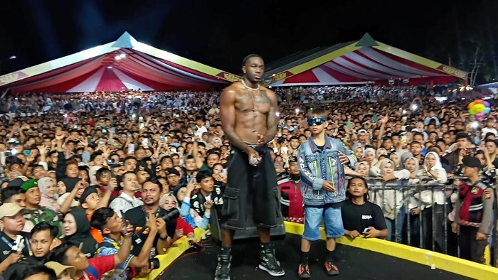 Melly Mike dan Dikha Tutup Pacu Jalur dengan 'Young, Black and Rich'