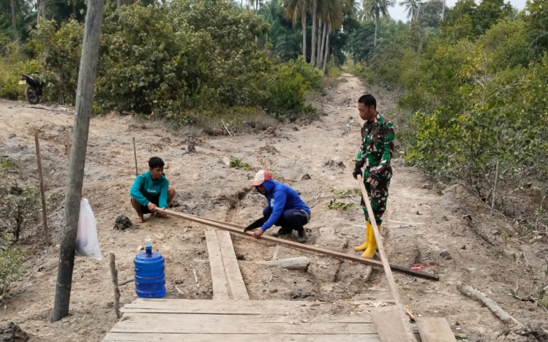 Babinsa Koramil 03 Bersama Warga Lanjutkan Pembangunan Jembatan Penghubung Dua Kelurahan