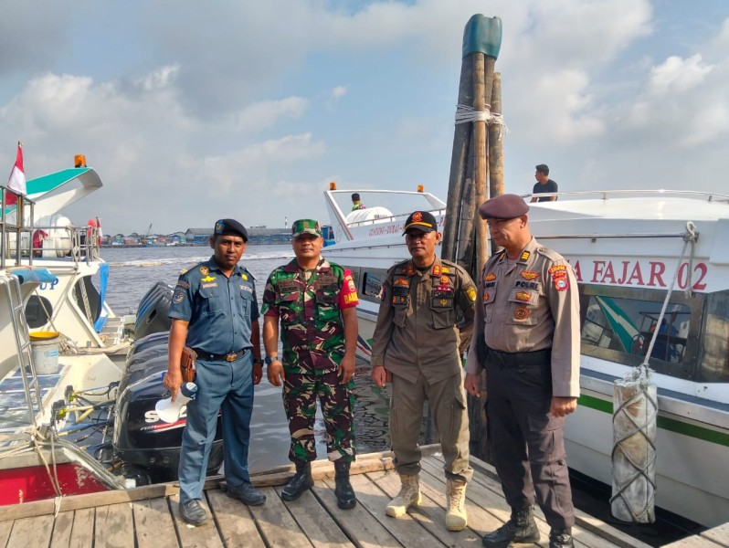 Babinsa Koramil 06/Kateman Bersama Aparat Gabungan Amankan Arus Mudik di Pelabuhan Sungai Guntung