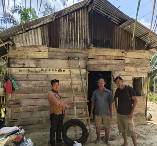 Bertahun-Tahun Hidup Tanpa Listrik, Rumah Munir di Minas Barat Akhirnya Terang Berkat Gotong Royong Warga dan Pemerintah Kampung