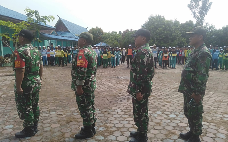 Koramil 02/Bukit Kapur Gembleng Ratusan Siswa Baru SMKN 3 Dumai Lewat Pelatihan PBB