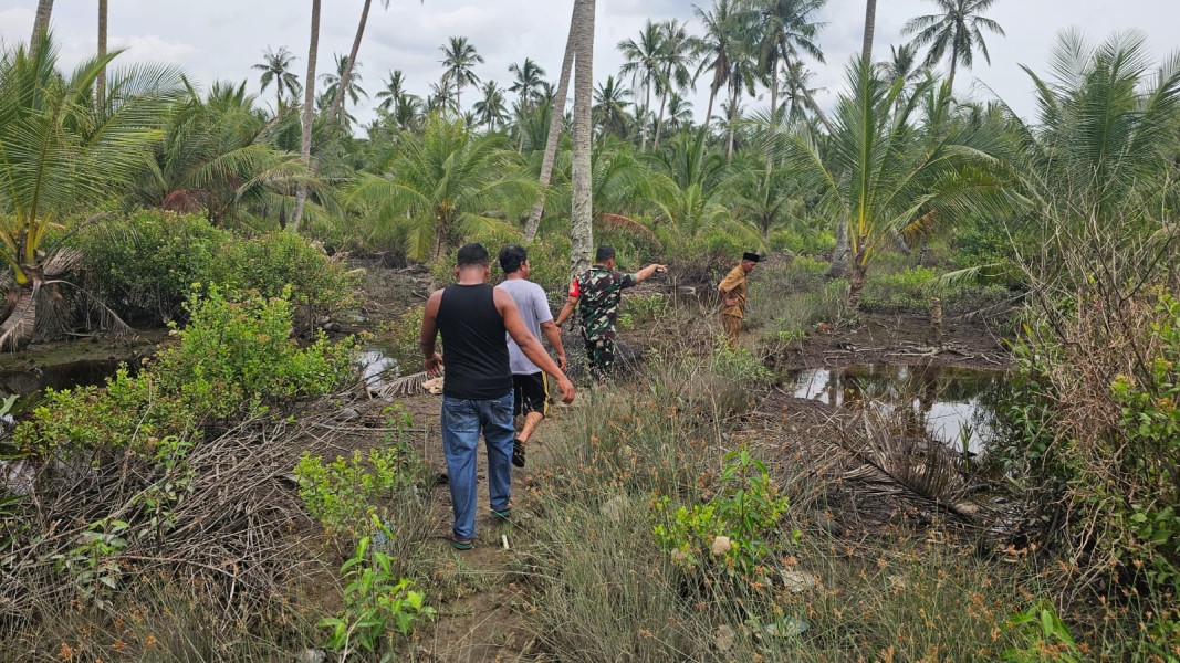 Babinsa Koramil 06/Kateman Laksanakan Patroli Tapal Batas  untuk Antisipasi Karhutla di Wilayah Binaan