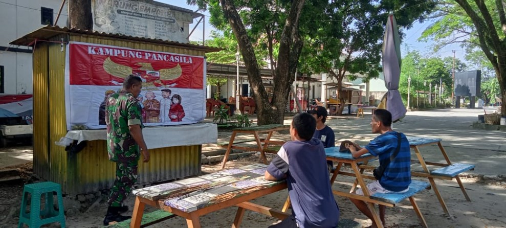 Babinsa Sertu Sarju Sosialisasikan Nilai Pancasila kepada Warga Tualang