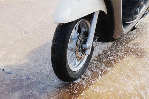 Tips Memilih Ban Motor untuk Musim Hujan dan Kemarau