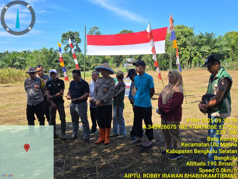 Dukung Program SADESAHE, Polsek Pino Dampingi Penanaman Jagung Serentak di Desa Batu Bandung Bengkulu Selatan