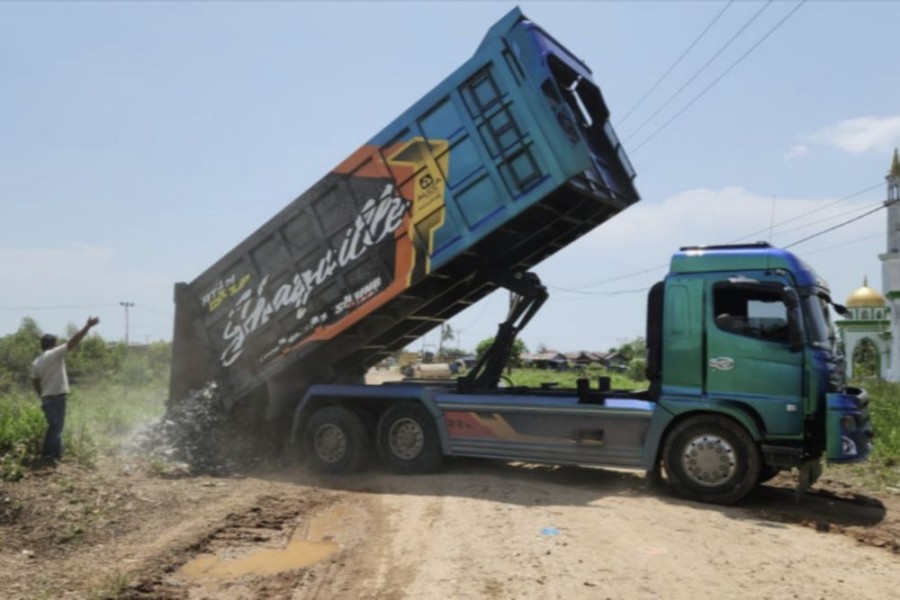 Jalan Rusak di Sinaboi Akhirnya Diperbaiki, Pemprov Riau Kerahkan 17 Truk Material