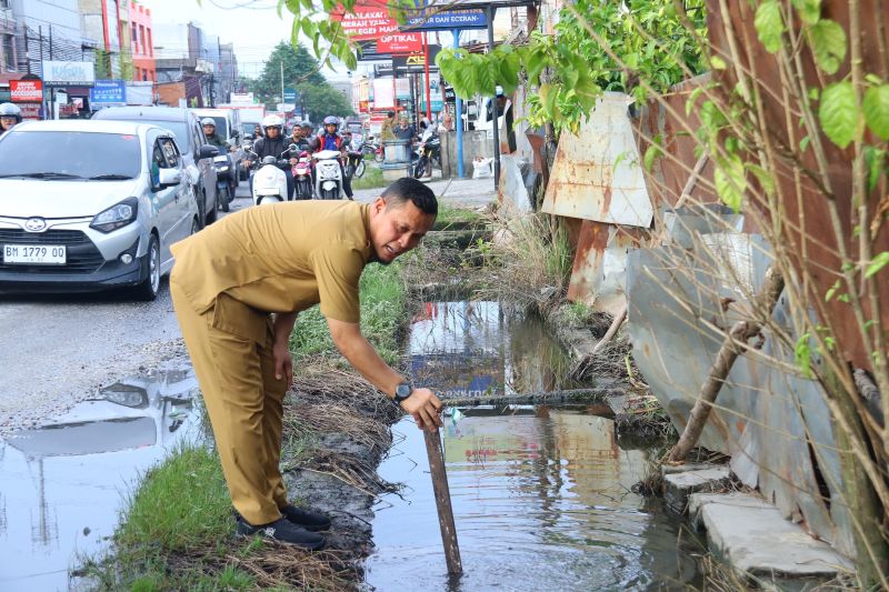 Petakan Penyumbatan Air, Walikota Pekanbaru Tinjau Lokasi Banjir